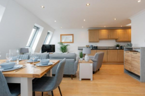 StarHost Residences - Central 3 Bed Apartment at Regents Court, Newbury